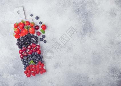 白大理石板上的新鲜有机夏季果酱轻厨房桌底背景草莓蓝黑和樱桃图片