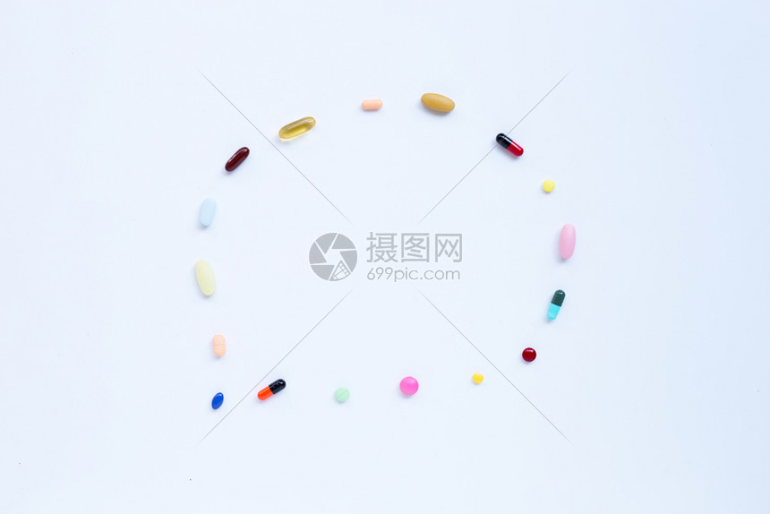 白底带胶囊和药片的彩色
