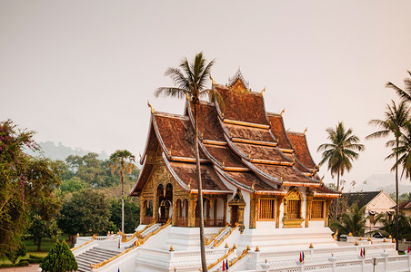 老挝琅勃拉邦晨光中的香通寺图片