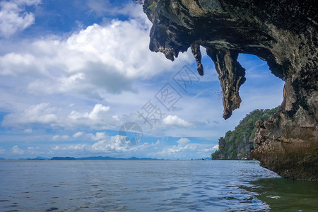皮艇在攀牙湾石灰岩悬崖泰国泰国攀牙湾的皮艇图片