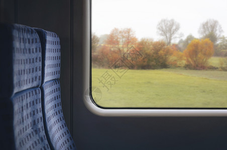 列车的蓝色椅子和窗口图片