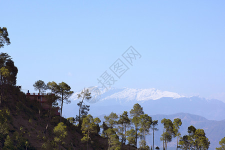 喜马拉雅山脉的山脉在印度喜马偕尔邦的卡萨里拍摄的雪峰喜马拉雅山谷卡萨里喜马偕尔邦印度图片