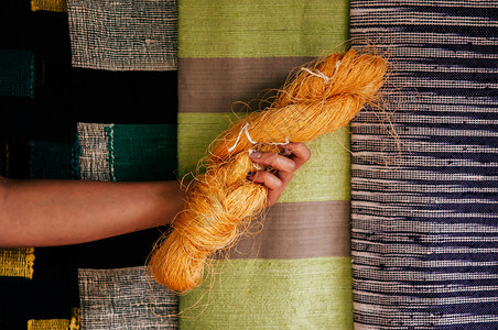 传统古典丝绸制作的原材料图片