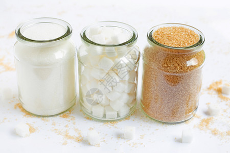 玻璃罐中的白糖和黄糖图片