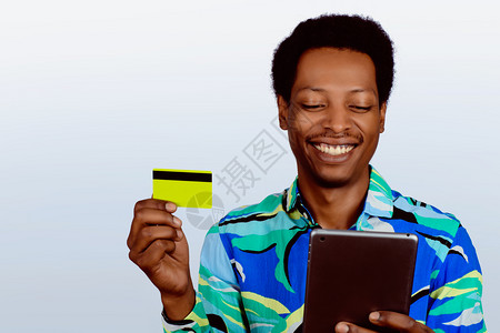 afromeicnm使用平板电脑在网上购物并用信卡付款图片