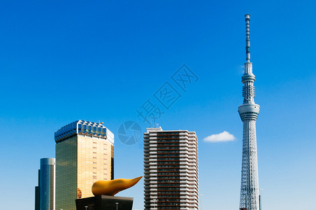 2018年月9日本东京东京星际天塔高升至蓝色天空顶冬季有来自亚萨西的啤酒厅来自亚萨库地区日本著名的现代地标和城市风景图片