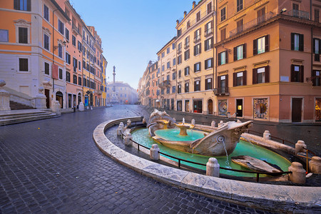 在意大利首都罗马的清晨观光中意大利广场和巴卡西喷泉图片