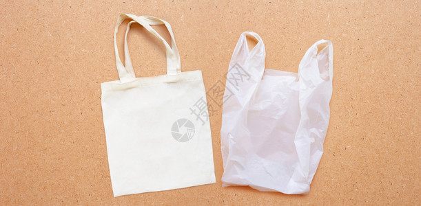 白布袋有胶合板背景上的白色塑料袋复制空格背景图片