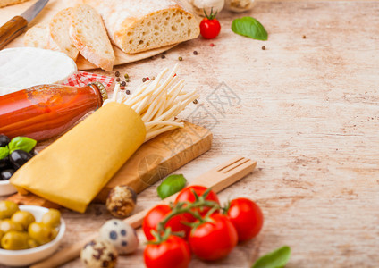 番茄酱和芝士典型的意大利乡村食物蒜辣椒黑橄榄和绿面包薯片图片
