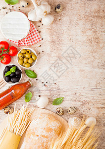 番茄酱和芝士经典意大利乡村食品蒜辣椒黑橄榄和绿油面包图片