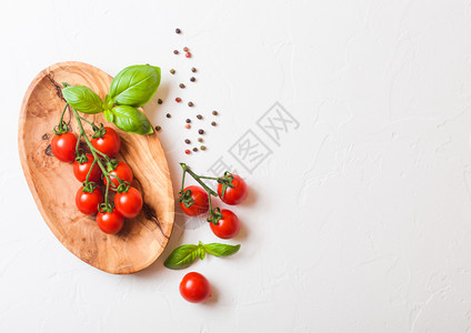 葡萄藤上的有机樱桃糖滴番茄白底的油木板上含有和胡椒图片