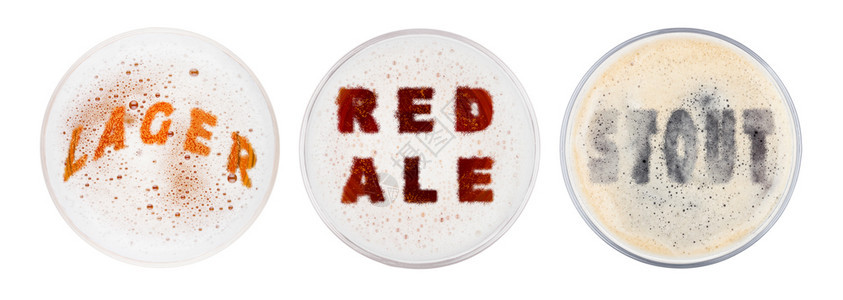 白色背景最上视图带有字母形状的红灰色杯子和啤酒顶端图片