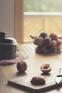 木桌上有新鲜的水果桃子和杏仁背景图片