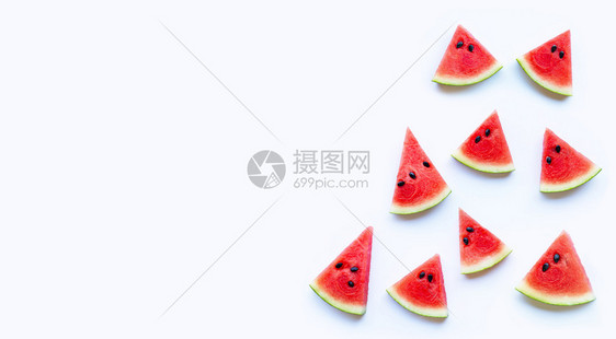 白色背景上孤立的红西瓜鲜切片复制空间图片
