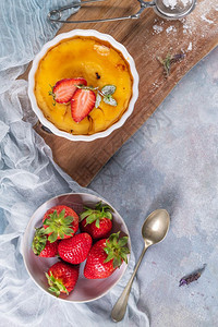 crembul传统的法国香草奶油甜点上面加焦糖图片