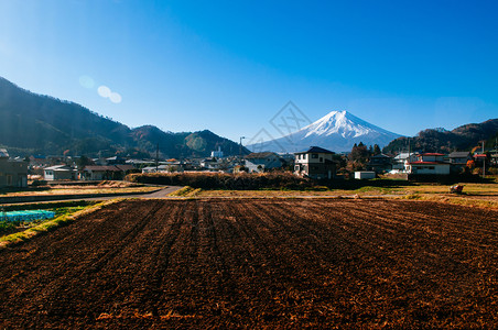 从东京到Kawguchiko的火车路线沿Fuji山和当地城镇的雪覆盖了面从火车窗口看到左侧有一些镜子反射图片