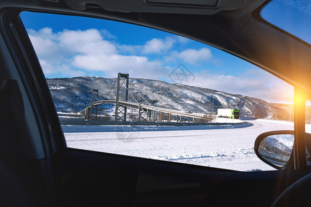 从车窗看美丽的冬天挪威风景和悬浮桥图片