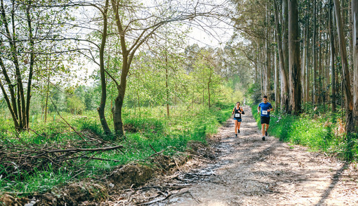 青年男女参加穿越森林的田径竞赛背景图片