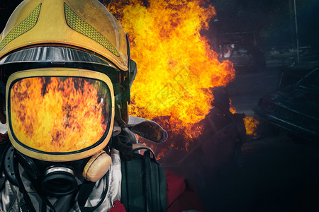 戴面罩的消防员单独身着安全套装背景图片