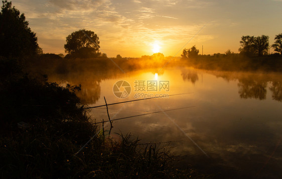 清晨在雾湖钓鱼就金色日出之后图片