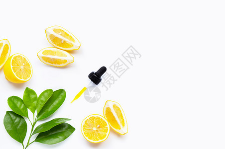 白背景柠檬油和水果复制空间图片