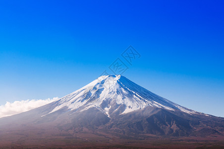 蒂拉丘地秋天的雪盖和蓝明显可见于川口谷附近的fujiyoshda背景