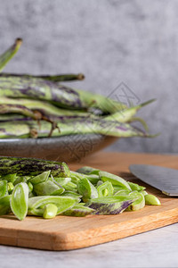 绿色豆子堆积如山绿色豆子在生锈的木制桌顶上图片