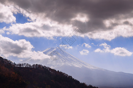 富士山的剪影在山峦和云雾后面的川口町宁静寒冷的冬天fujikawaguchiko日本图片