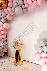 气球拱门婚礼招待会生日蛋糕在背景气球派对的装饰上复制空间庆祝概念流行蛋糕糖果棒甜点餐桌背景
