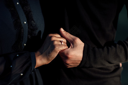 丈夫与妻子握手共度结婚纪念日图片