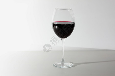 一杯红酒复制空间概念餐厅酒派对白底的红酒解百纳高清图片素材
