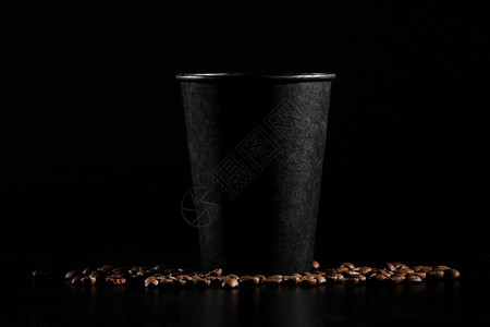 黑背景的纸杯背景的咖啡豆黑背景的纸杯背景的咖啡豆图片