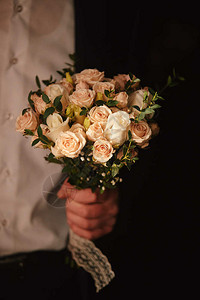 粉红色玫瑰白康乃馨绿花朵和带丝的绿色花朵关闭侧观婚礼装饰艺术美丽的婚礼花束漂亮的婚礼花束时尚的婚礼花束粉红色玫瑰白康乃馨和绿花朵图片