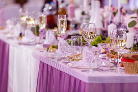 婚宴酒杯活动聚会或婚礼招待的桌子婚礼酒杯图片