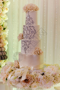 白结婚蛋糕上面有鲜花和蓝莓婚礼的旧式生日白结婚蛋糕上面有花和蓝莓婚礼的旧式图片