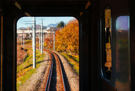 秋天的风景沿着铁路的轨迹穿过火车窗从日本横滨的Tokyawguchiko路线的驾驶室看到火车窗图片