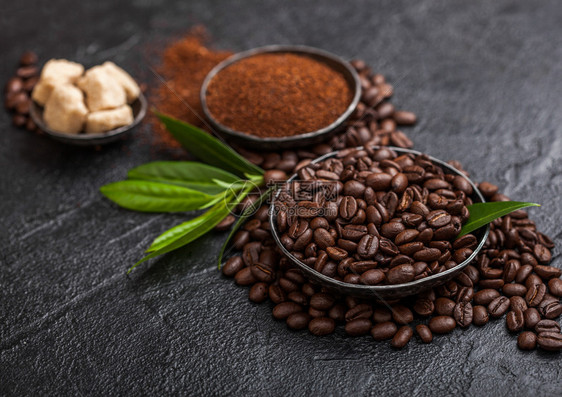 含地粉和甘蔗糖的新鲜有机咖啡豆黑着树叶图片