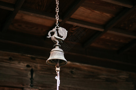古董铜铃挂在天花板下高清图片