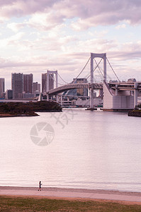 Odaib彩虹桥和Toky湾夜落天空的幕背景是城市风图片