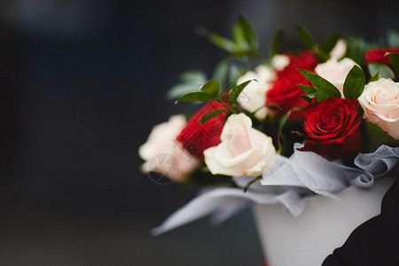 新娘的花束彩色时尚的婚礼花束在棕色背景上新娘的花束在棕色背景上图片
