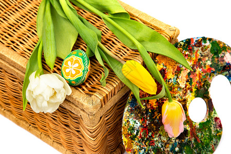 编织框子上的郁金香和彩色复活节鸡蛋图片