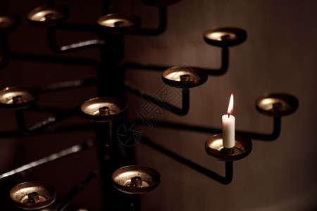 烧旧蜡烛铜台孤立的黑色背景烧旧的蜡烛铜台图片
