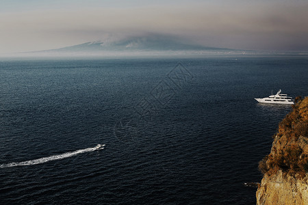 船在海上山背景索罗伦托观察纳波利坦湾船在海上观察纳波利坦湾图片