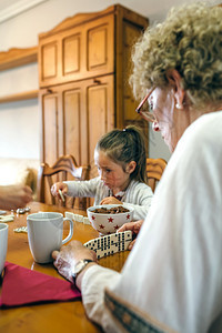 外祖母和孙女在客厅玩多米诺外祖母和孙女玩多米诺图片