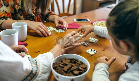 在客厅玩多米诺游戏无法辨认的三代女玩多米诺游戏图片