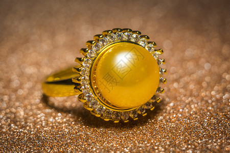 装饰着黄色和钻石的淡水珍珠图片