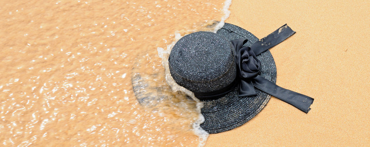 沙滩上的太阳帽暑假旅行和期照片宽广图片