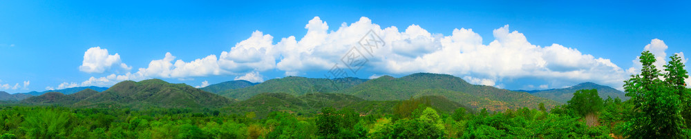 天空和云彩的山岳风景大自然的全背景图片