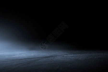 沥青表面黑色背景雾的赛道背景图片