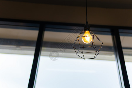 灯泡挂在咖啡店的天花板上图片